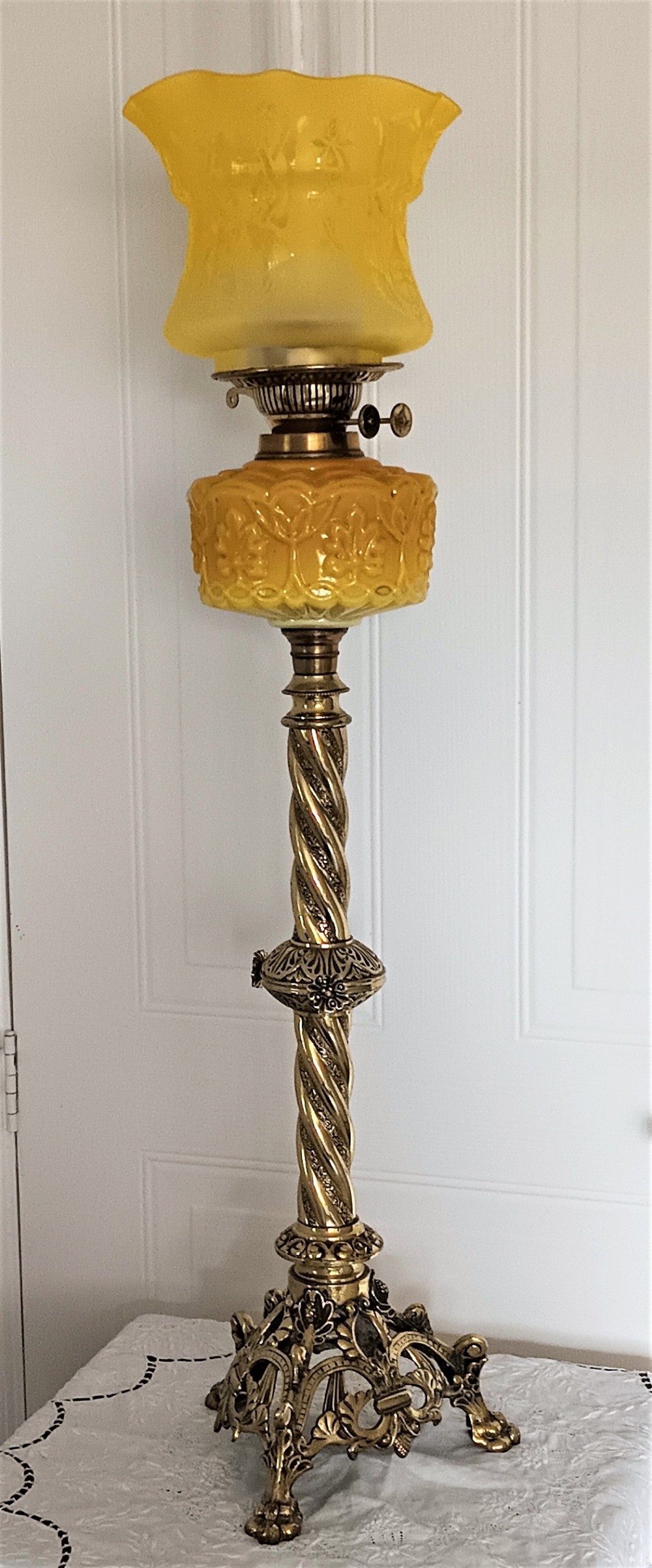 antique english victorian brass oil lamp
